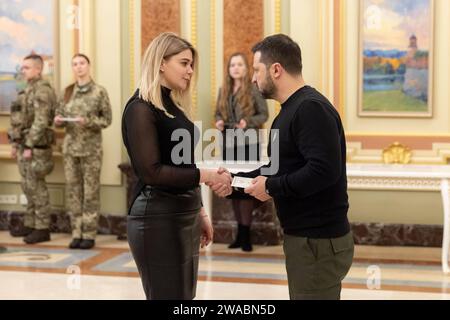 Le président ukrainien Volodymyr Zelenskyy présente des certificats à l'appartement attribué aux soldats qui ont participé à la guerre russo-ukrainienne le président ukrainien Volodymyr Zelenskyy présente des certificats à l'appartement attribué aux soldats qui ont participé à la guerre russo-ukrainienne et aux familles des héros déchus lors d'une cérémonie au Palais Mariinsky à Kiev, Ukraine, le 03 janvier 2023. Dans le cadre de l initiative du chef de l Etat visant à fournir un logement aux soldats des héros de l Ukraine, Zelenskyy a présenté des certificats d obtention d appartements aux héros de l Ukraine et aux membres de leur famille Banque D'Images