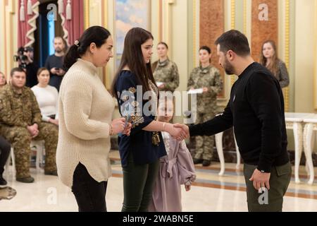 Le président ukrainien Volodymyr Zelenskyy présente des certificats à l'appartement attribué aux soldats qui ont participé à la guerre russo-ukrainienne le président ukrainien Volodymyr Zelenskyy présente des certificats à l'appartement attribué aux soldats qui ont participé à la guerre russo-ukrainienne et aux familles des héros déchus lors d'une cérémonie au Palais Mariinsky à Kiev, Ukraine, le 03 janvier 2023. Dans le cadre de l initiative du chef de l Etat visant à fournir un logement aux soldats des héros de l Ukraine, Zelenskyy a présenté des certificats d obtention d appartements aux héros de l Ukraine et aux membres de leur famille Banque D'Images