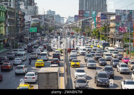 Heure de pointe sur les routes de la ville, circulation dense sur l'autoroute, embouteillages Bangkok, Thaïlande 27 décembre 2023. Banque D'Images