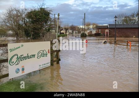 Offenham, Evesham, 3 janvier 2024 - Offenham caravane Park qui est près d'Evesham dans le Worcestershire où la rivière Avon a éclaté ses rives inondant le site. - Crédit : Arrêter Press Media/Alamy Live News Banque D'Images