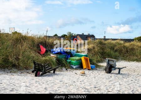 Ostseeküste, Deutschland, Okt. 2022 sonniger Herbsstag an der Ostseeküste Fischereiutensile am Strand von Schönberg *** Côte de la mer Baltique, Allemagne, octobre 2022 jour d'automne ensoleillé sur la côte de la mer Baltique ustensiles de pêche sur la plage de Schönberg Banque D'Images