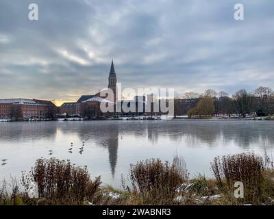 Kiel Winteraufnahme mit EIS und Schnee der zugefrorene Kleine Kiel mit Hiroshimapark, Opernhaus und Rathausturm *** Kiel Winter shot avec glace et neige du petit Kiel gelé avec Hiroshima Park, opéra et tour de la mairie Banque D'Images