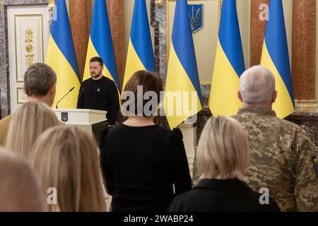 Le président ukrainien Volodymyr Zelenskyy présente des certificats à l'appartement attribué aux soldats qui ont participé à la guerre russo-ukrainienne le président ukrainien Volodymyr Zelenskyy présente des certificats à l'appartement attribué aux soldats qui ont participé à la guerre russo-ukrainienne et aux familles des héros déchus lors d'une cérémonie au Palais Mariinsky à Kiev, Ukraine, le 03 janvier 2023. Dans le cadre de l initiative du chef de l Etat visant à fournir un logement aux soldats des héros de l Ukraine, Zelenskyy a présenté des certificats d obtention d appartements aux héros de l Ukraine et aux membres de leur famille Banque D'Images