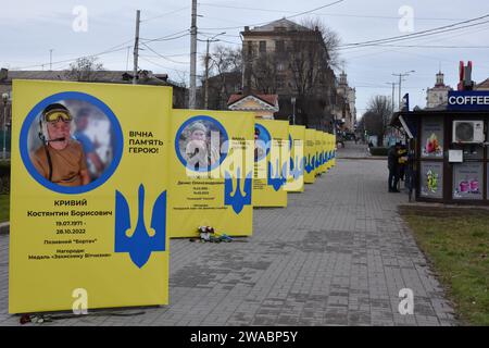 Vue des stands de portraits de soldats ukrainiens tombés au combat vus au centre de Zaporizhzhia. Le président ukrainien Volodymyr Zelenskiy a déclaré que les forces russes subissent de lourdes pertes et que l'idée que Moscou gagne la guerre qui dure depuis près de deux ans n'est qu'un "sentiment" qui n'est pas basé sur la réalité. Il n'y a pas eu de réponse à une demande de commentaires des responsables russes sur les remarques de Zelenskiy. Les responsables russes ont déclaré que les estimations occidentales du nombre de morts russes sont largement exagérées et sous-estiment presque toujours les pertes ukrainiennes. Banque D'Images