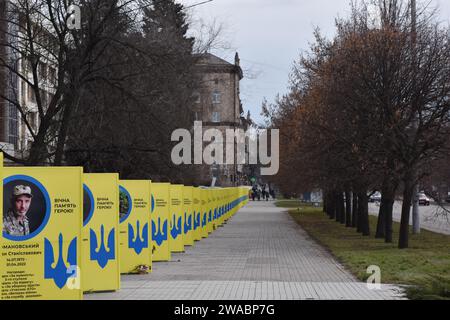 Vue des stands de portraits de soldats ukrainiens tombés au combat vus au centre de Zaporizhzhia. Le président ukrainien Volodymyr Zelenskiy a déclaré que les forces russes subissent de lourdes pertes et que l'idée que Moscou gagne la guerre qui dure depuis près de deux ans n'est qu'un "sentiment" qui n'est pas basé sur la réalité. Il n'y a pas eu de réponse à une demande de commentaires des responsables russes sur les remarques de Zelenskiy. Les responsables russes ont déclaré que les estimations occidentales du nombre de morts russes sont largement exagérées et sous-estiment presque toujours les pertes ukrainiennes. Banque D'Images