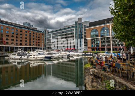 Bateaux et navires à St Katharine Docks avec immeubles de bureaux et restaurants à Londres, Royaume-Uni Banque D'Images