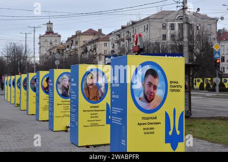 Vue des stands de portraits de soldats ukrainiens tombés au combat vus au centre de Zaporizhzhia. Le président ukrainien Volodymyr Zelenskiy a déclaré que les forces russes subissent de lourdes pertes et que l'idée que Moscou gagne la guerre qui dure depuis près de deux ans n'est qu'un "sentiment" qui n'est pas basé sur la réalité. Il n'y a pas eu de réponse à une demande de commentaires des responsables russes sur les remarques de Zelenskiy. Les responsables russes ont déclaré que les estimations occidentales du nombre de morts russes sont largement exagérées et sous-estiment presque toujours les pertes ukrainiennes. (Photo Andriy Andriyenko/SOPA Images/Sipa USA) Banque D'Images