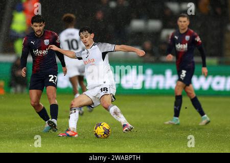 Swansea, Royaume-Uni. 01 janvier 2024. Charlie Patino de Swansea City (18) en action. Match de championnat EFL Skybet, Swansea City contre West Bromwich Albion au Swansea.com Stadium à Swansea, pays de Galles le jour du nouvel an, lundi 1 janvier 2024. Cette image ne peut être utilisée qu'à des fins éditoriales. Usage éditorial uniquement, photo par Andrew Orchard/Andrew Orchard photographie sportive/Alamy Live News crédit : Andrew Orchard photographie sportive/Alamy Live News Banque D'Images