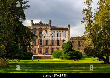 East Avenue Elvaston au château une demeure seigneuriale dans les motifs d'Elvaston Country Park, près de Derby Derbyshire, Angleterre, Royaume-Uni Banque D'Images