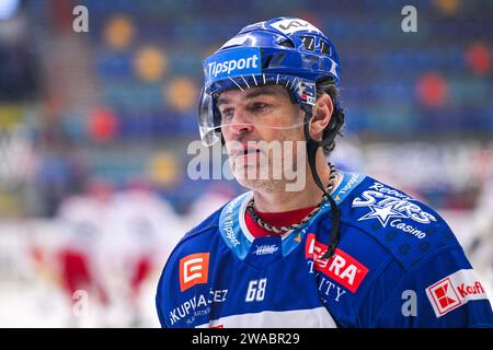 Hradec Kralove, République tchèque. 03 janvier 2024. Ailier droit professionnel tchèque de hockey sur glace et propriétaire de Rytiri Kladno de l'Extraliga tchèque Jaromir Jagr lors de l'échauffement avant le match de la 47e manche de la ligue supplémentaire tchèque de hockey : Mountfield Hradec Kralove - Rytiri Kladno à Hradec Kralove, République tchèque, le 3 janvier 2024. Crédit : David Tanecek/CTK photo/Alamy Live News Banque D'Images