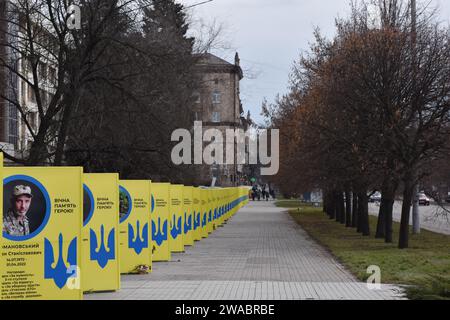 Zaporizhzhia, Ukraine. 2 janvier 2024. Vue des stands de portraits de soldats ukrainiens tombés au combat vus au centre de Zaporizhzhia. Le président ukrainien Volodymyr Zelenskiy a déclaré que les forces russes subissent de lourdes pertes et que l'idée que Moscou gagne la guerre qui dure depuis près de deux ans n'est qu'un ''sentiment'' non basé sur la réalité. Il n'y a pas eu de réponse à une demande de commentaires des responsables russes sur les remarques de Zelenskiy. Les responsables russes ont déclaré que les estimations occidentales du nombre de morts russes sont largement exagérées et sous-estiment presque toujours les pertes ukrainiennes. (Image de crédit : © Andriy Andriyenko Banque D'Images