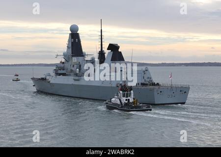 Le destroyer HMS DIAMOND DE la Royal Navy part de son port d'attache et commence un déploiement qui l'emmène en Méditerranée orientale Banque D'Images