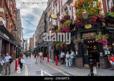 Londres, ROYAUME-UNI - 29 août 2023 : Street Life avec boutiques et restaurants à Covent Garden à Londres, Royaume-Uni Banque D'Images