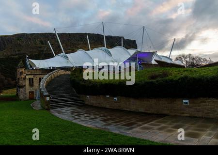 Edimbourg, Royaume-Uni - 5 décembre 2023 : Dynamic Earth Science Centre and Planetarium Banque D'Images