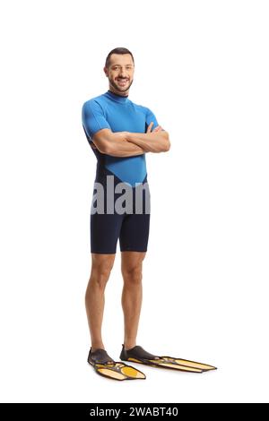 Portrait en longueur d'un homme en combinaison de plongée et palmes isolés sur fond blanc Banque D'Images