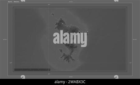 Mayotte mise en évidence sur une carte d'altitude en niveaux de gris avec carte des lacs et rivières avec le point de la capitale du pays, grille cartographique, échelle de distance et carte Banque D'Images