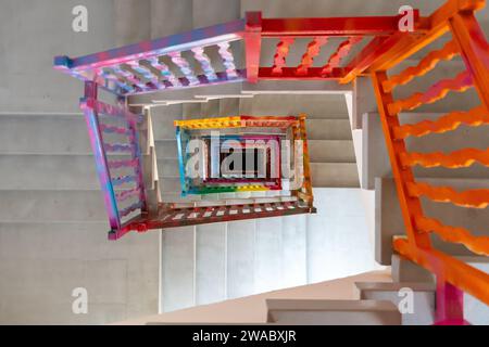 Escalier en colimaçon coloré vu d'en haut créant un motif géométrique et la profondeur. Banque D'Images