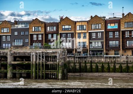 Maisons et appartements étroits au quai de la Tamise à Londres, Royaume-Uni Banque D'Images