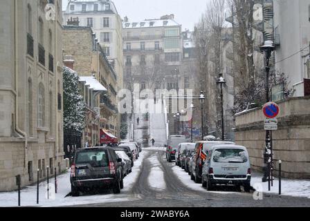 Chutes de neige inattendues à Paris. Vue sur la rue manutention avec son long escalier. Banque D'Images