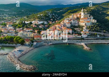 Vue aérienne du village de Cervo sur la Riviera italienne dans la province d'Imperia, Ligurie, Italie Banque D'Images