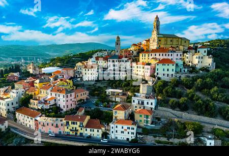 Vue aérienne du village de Cervo sur la Riviera italienne dans la province d'Imperia, Ligurie, Italie Banque D'Images