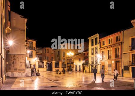 Photographie de nuit de la belle place Trascorrales à Oviedo, Asturies. Banque D'Images