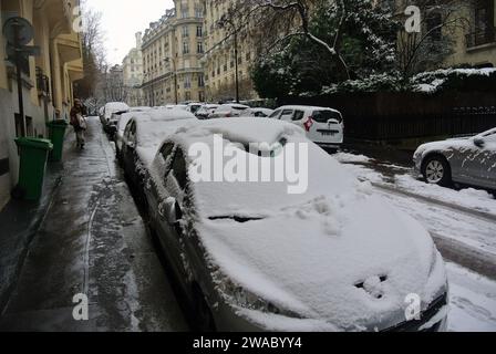 Neige inattendue à Paris. Rue, voitures couvertes de neige. Banque D'Images