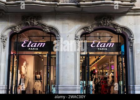 Barcelone, Espagne - 30 novembre 2023 : exposition d'un magasin de vêtements de luxe ETAM à Rambla de Catalunya, une rue commerçante de Barcelone, Catalogne, Espagne Banque D'Images