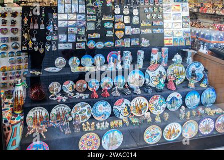 Barcelone, Espagne - 30 novembre 2023 : exposition d'une boutique de souvenirs dans une rue commerçante de Barcelone, Catalogne, Espagne Banque D'Images