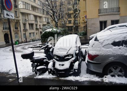 Neige inattendue à Paris. Rue, voitures couvertes de neige. Banque D'Images