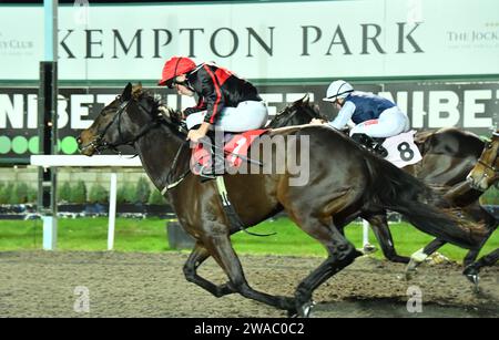 Londres, Royaume-Uni. 3 janvier 2024. Lovealot Bear (casquette rouge), monté par Finley Marsh, remporte les novice Stakes 17,30 d'Unibet Fillies, à une cote stupéfiante de 150-1, devant Miss Monte Carlo (numéro 8), montée par Hollie Doyle, à l'hippodrome de Kempton Park, Royaume-Uni. Crédit : Paul Blake/Alamy Live News. Banque D'Images