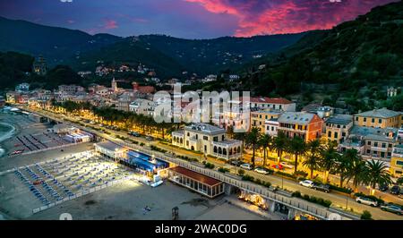 Vue aérienne de Moneglia, une station touristique sur la Riviera di Levante, Ligurie, Italie Banque D'Images