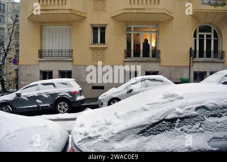 Neige inattendue à Paris. Rue, voitures couvertes de neige. Banque D'Images