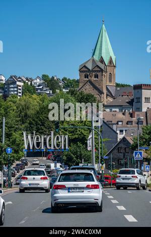 Route d'entrée, Abteistraße, église St Ludgerus, Essen-werden, dans le sud de la ville, NRW, Allemagne, Banque D'Images