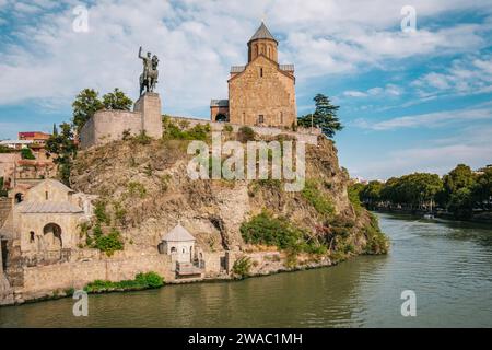 Vue sur l'église Metekhi, la statue du roi Vakhtang Gorgasali et la rivière Mtkvari dans la vieille ville de Tbilissi, en Géorgie Banque D'Images