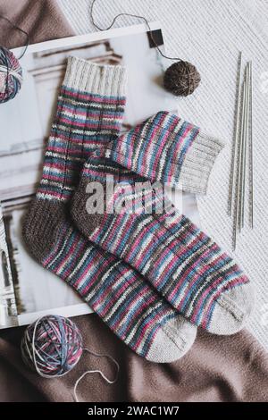 Chaussettes tricotées à la main avec aiguilles et boule de fil. Concept pour la main et l'hygge vie lente. Banque D'Images