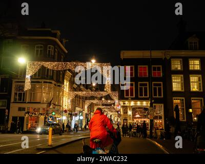 Amsterdam, pays-Bas. 23 décembre 2023. Le Amsterdam Light Festival se déroule à Amsterdam, aux pays-Bas, de décembre à fin janvier, avec un parcours avec plus de vingt œuvres d'art lumineuses d'artistes internationaux. Cette photo a été prise le 23 décembre 2023. (Photo de Romy Arroyo Fernandez/NurPhoto) crédit : NurPhoto SRL/Alamy Live News Banque D'Images