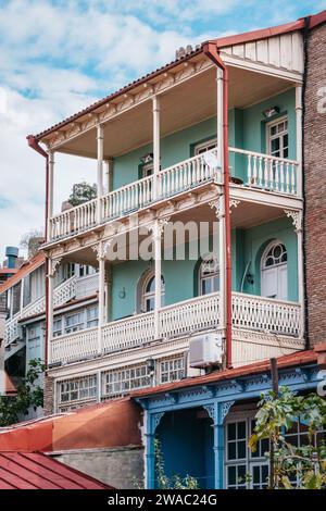 Maison traditionnelle du quartier de Kala dans le vieux Tbilissi avec balcon en bois sculpté en Géorgie Banque D'Images