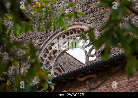 Rosette de fenêtre détruite au monastère cistercien abandonné San Galgano en Toscane, Italie Banque D'Images