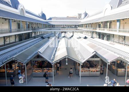 A Porto, Portugal, le 30 août - 2023 - marché Bolhao dans le centre de la ville avec des étals de poissons et de produits typiques Banque D'Images