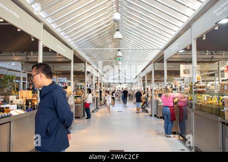 A Porto, Portugal, le 30 août - 2023 - marché Bolhao dans le centre de la ville avec des étals de poissons et de produits typiques Banque D'Images