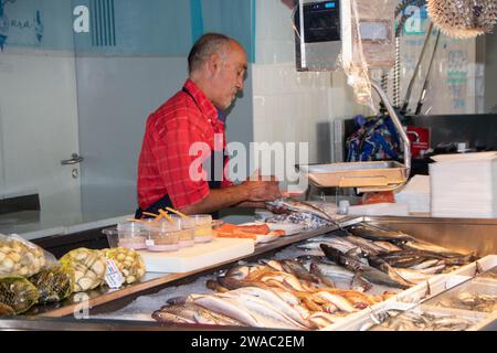 A Porto, Portugal, le 30 août - 2023 - marché Bolhao dans le centre de la ville avec des étals de poissons et de produits typiques Banque D'Images