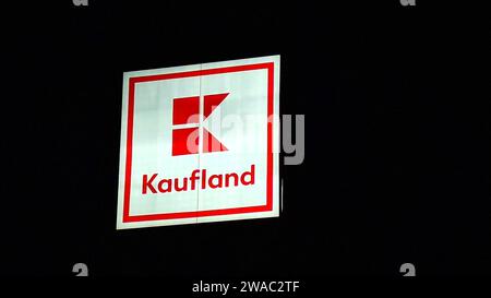 Logo Kaufland sur hypermarché de la chaîne allemande, qui fait partie de Schwartz Gruppe qui possède également Lidl. Il exploite plus de 1 500 magasins en Allemagne, Croatie, le Banque D'Images