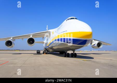 Zurich - Shwitzerland, le 23 septembre 2013 : Mirya Antonov an 225 d'Ukraine s'attarde à l'aéroport de Zurich Banque D'Images