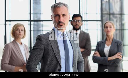 Groupe de gens d'affaires avec l'entreprise leader sur le premier plan Banque D'Images