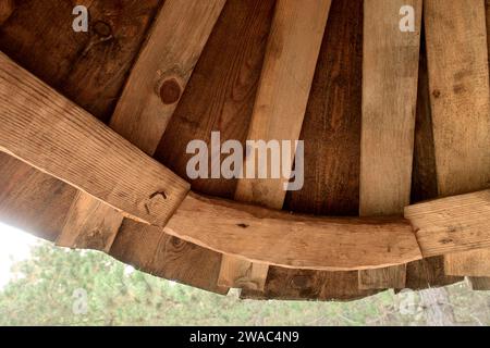 Détail structurel de la partie inférieure d'un coin arrondi d'un toit en bois dans une maison traditionnelle serbe du musée en plein air Old Village, Sirogojno, SER Banque D'Images