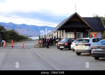 Visiteurs faisant la queue dans la file d'attente à la porte du parc national Los Glaciares pour payer le droit d'entrée. El Calafate.Santa Cruz province.Argentina Banque D'Images