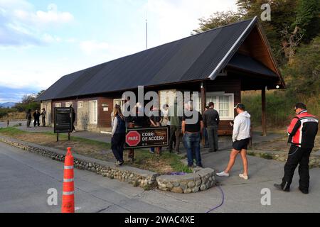 Visiteurs faisant la queue dans la file d'attente à la porte du parc national Los Glaciares pour payer le droit d'entrée. El Calafate.Santa Cruz province.Argentina Banque D'Images