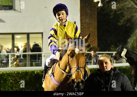 Londres, Royaume-Uni. 3 janvier 2023. Billy Loughnane retourne dans l'enceinte des gagnants après des victoires consécutives, à l'hippodrome de Kempton Park, au Royaume-Uni. Crédit : Paul Blake/Alamy Live News. Banque D'Images