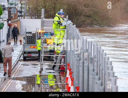 Bewdley, Royaume-Uni. 3 janvier 2024. Météo au Royaume-Uni : après de nombreux jours de précipitations, les eaux d'inondation devraient augmenter encore plus, les gens étant déjà aux prises avec les conditions actuelles. Des barrières plus hautes sont érigées pour faire face à l'augmentation attendue des eaux d'inondation. Crédit : Lee Hudson/Alamy Live News Banque D'Images